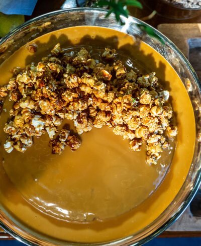 Gateau morno de doce de leite e pipocas carameladas
