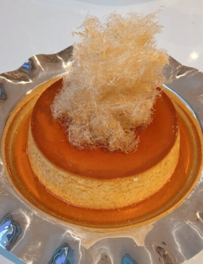 Pudim de Leite condensado com calda de caramelo e fios de caramelo