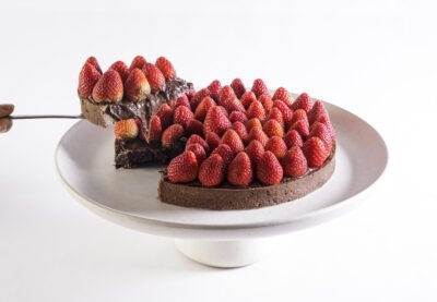 Alternative view of Torta de brigadeiro com morangos frescos