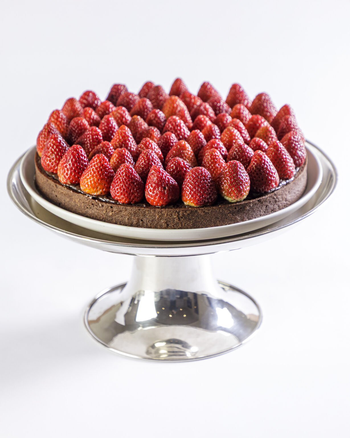 Torta de brigadeiro com morangos frescos