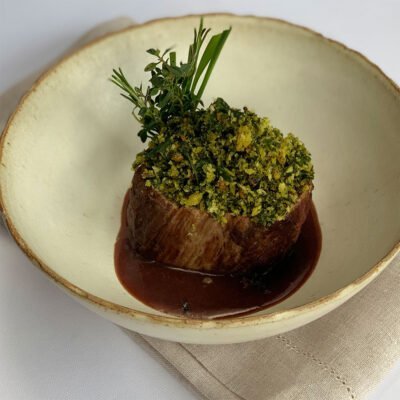 Arrostito de filet mignon em crosta de farofa de brioche e ervas com redução de Borgonha