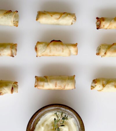 Charutinho de carne seca e abóbora com molho cremoso de Catupiry