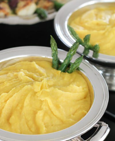 Purê de mandioquinha e cebolas carameladas