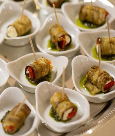 Rolinho de berinjela com tomate seco e cream cheese acompanha molho pesto