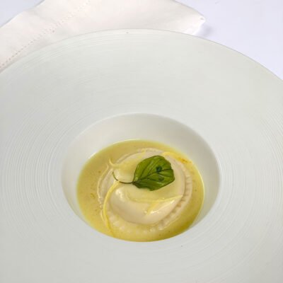 Alternative view of Sorrentini de burrata com raspas de limão siciliano ao pesto cremoso
