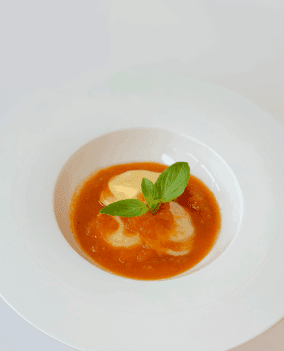 Mini ravioli de queijo ao molho de tomates frescos