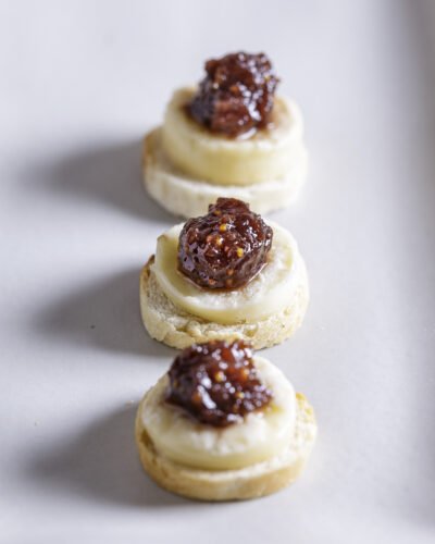Mini bruscheta de Brie com compota de figos ao Porto