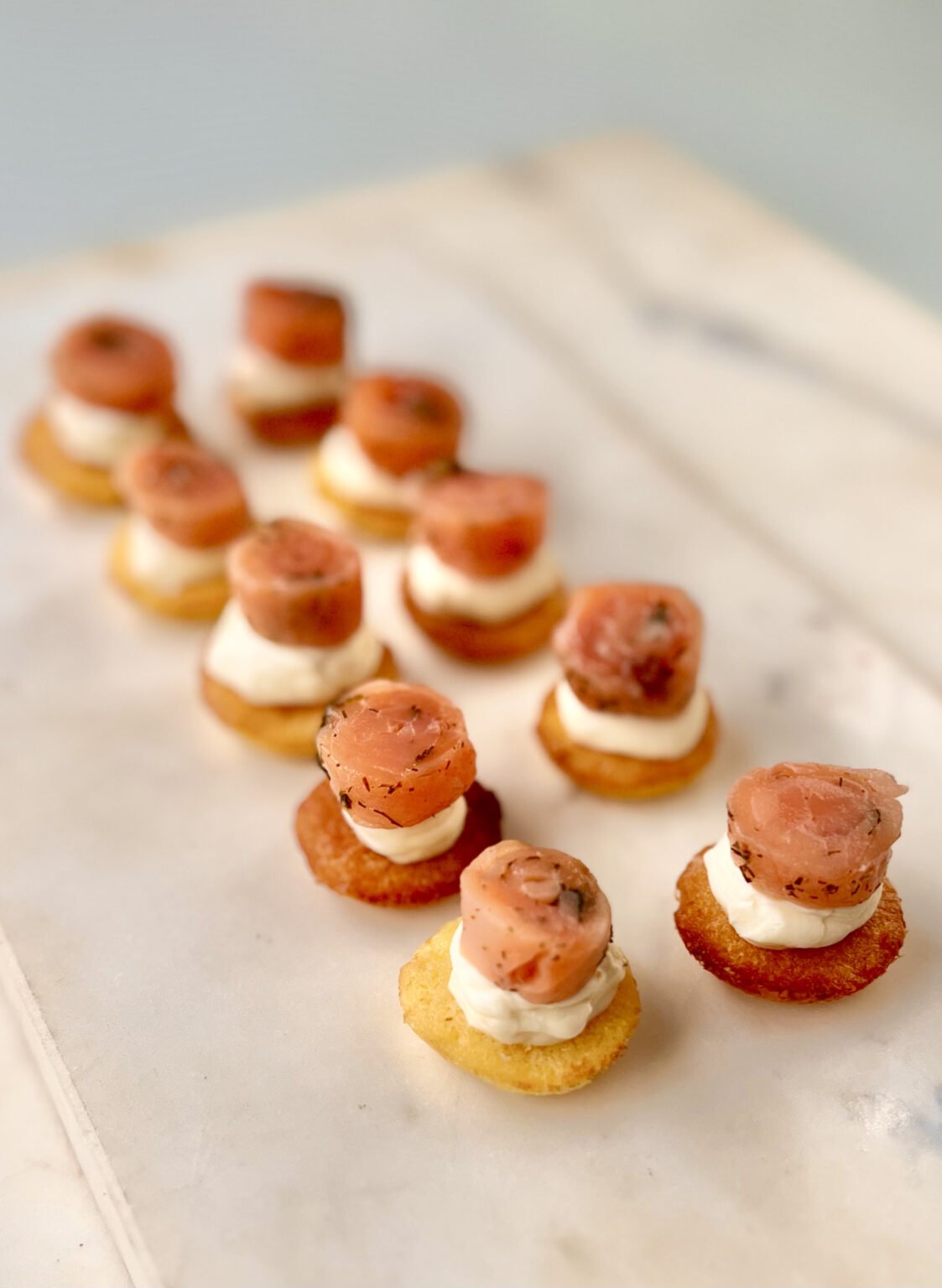 Bolinho de milho com creme azedo e Salmão Gravad lax