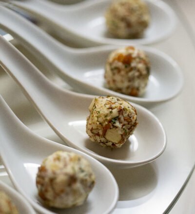 Trufas de chèvre boursin e uvas Thompson em crosta de ervas e amêndoas 