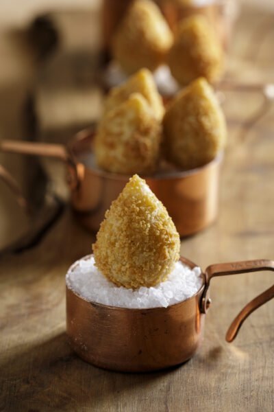 Alternative view of Mini Coxinha de mandioquinha e frango (já frita)