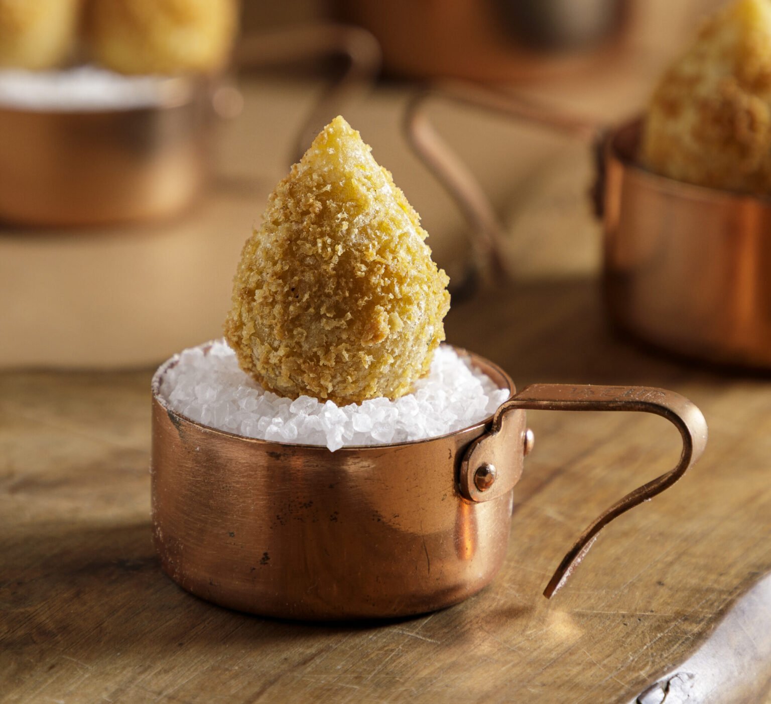 Mini Coxinha de mandioquinha e frango (já frita)