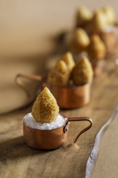 Mini Coxinha de mandioquinha e frango (Para fritar em casa)