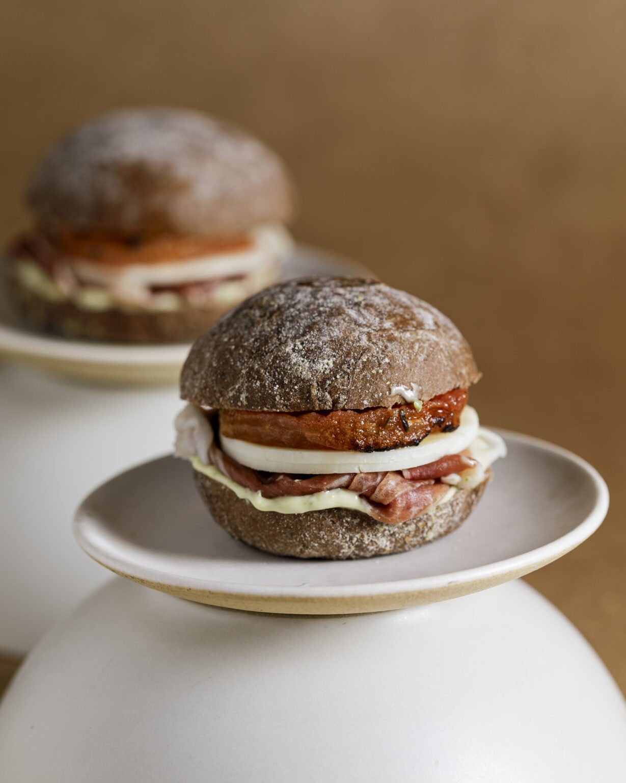 Mini pão australiano com tomates confit, presunto Parma e mozzarella de búfala com maionese de manjericão