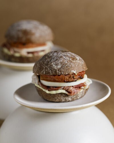 Mini pão australiano com tomates confit, presunto Parma e mozzarella de búfala com maionese de manjericão
