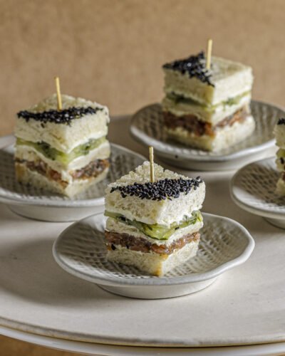 Mini Tramezino de Salmão Gravad lax com wasabi cream e pepino agridoce
