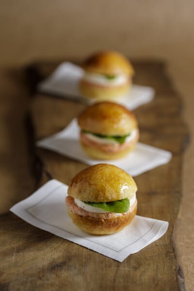 Alternative view of Mini brioche com tapenade de tomate seco com queijo branco e rúcula