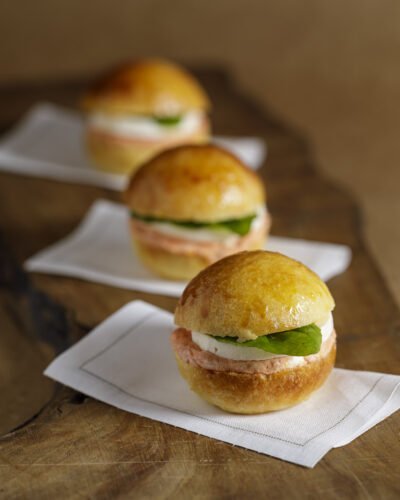 Mini brioche com tapenade de tomate seco com queijo branco e rúcula