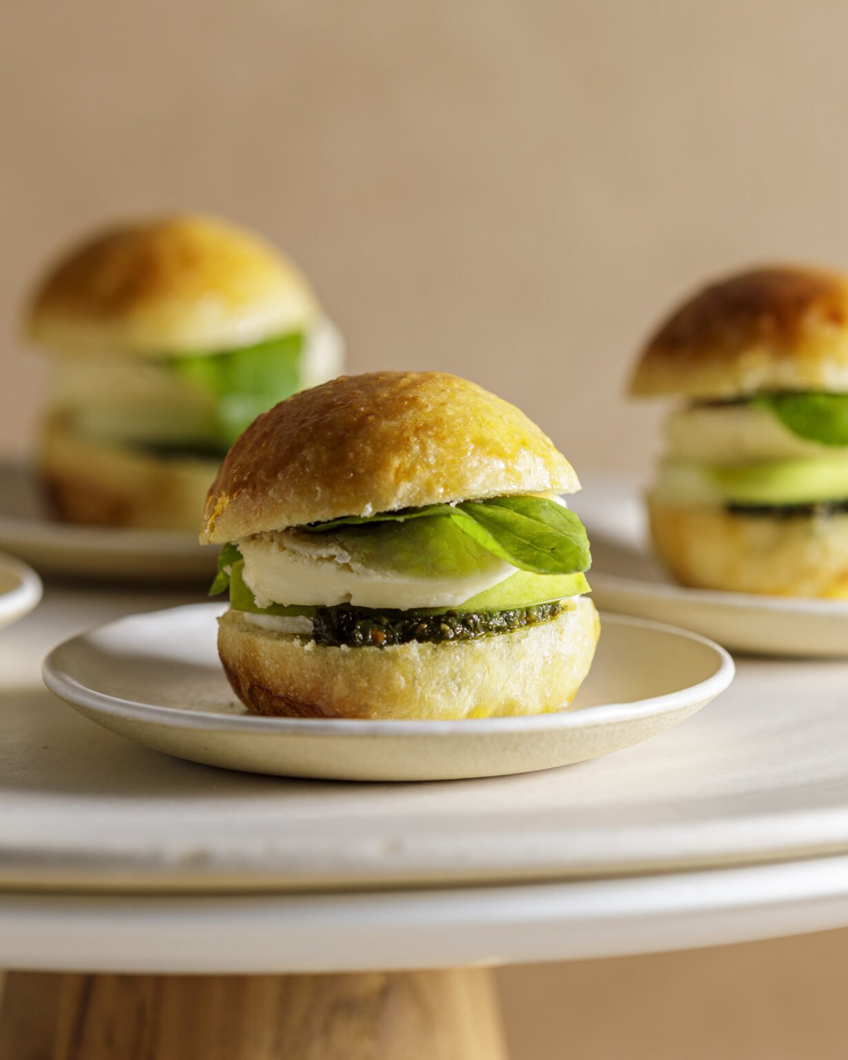 Mini sanduíche com Brie, maçã verde, pesto e rúcula