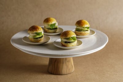 Alternative view of Mini sanduíche com Brie, maçã verde, pesto e rúcula