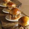 Mini sanduíche de carne desfiada e cebolas crocantes