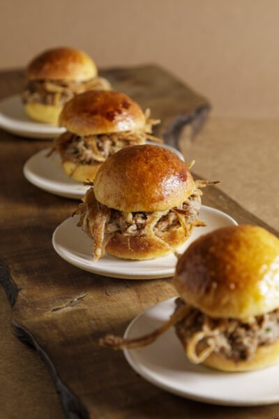 Mini sanduíche de carne desfiada e cebolas crocantes