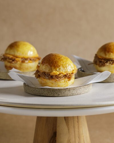 Alternative view of Mini sanduíche de pernil confit com Cheddar e molho Dijon Barbecue