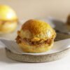 Mini sanduíche de pernil confit com Cheddar e molho Dijon Barbecue