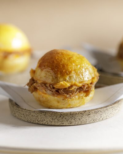 Mini sanduíche de pernil confit com Cheddar e molho Dijon Barbecue