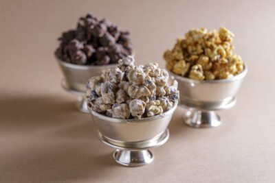 Alternative view of Pipocas carameladas e banhadas em chocolate branco e Oreo