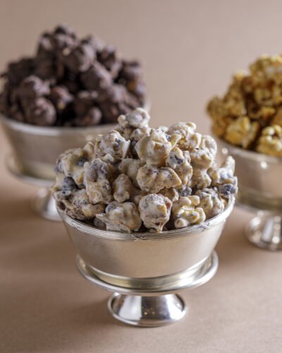 Pipocas carameladas e banhadas em chocolate branco e Oreo