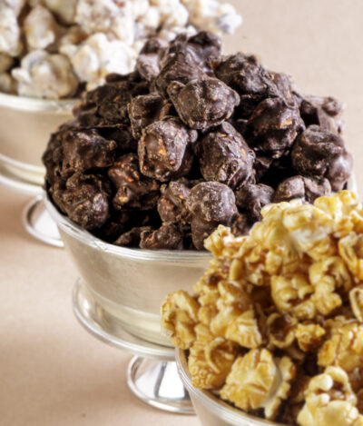 Pipocas carameladas cobertas com chocolate meio amargo