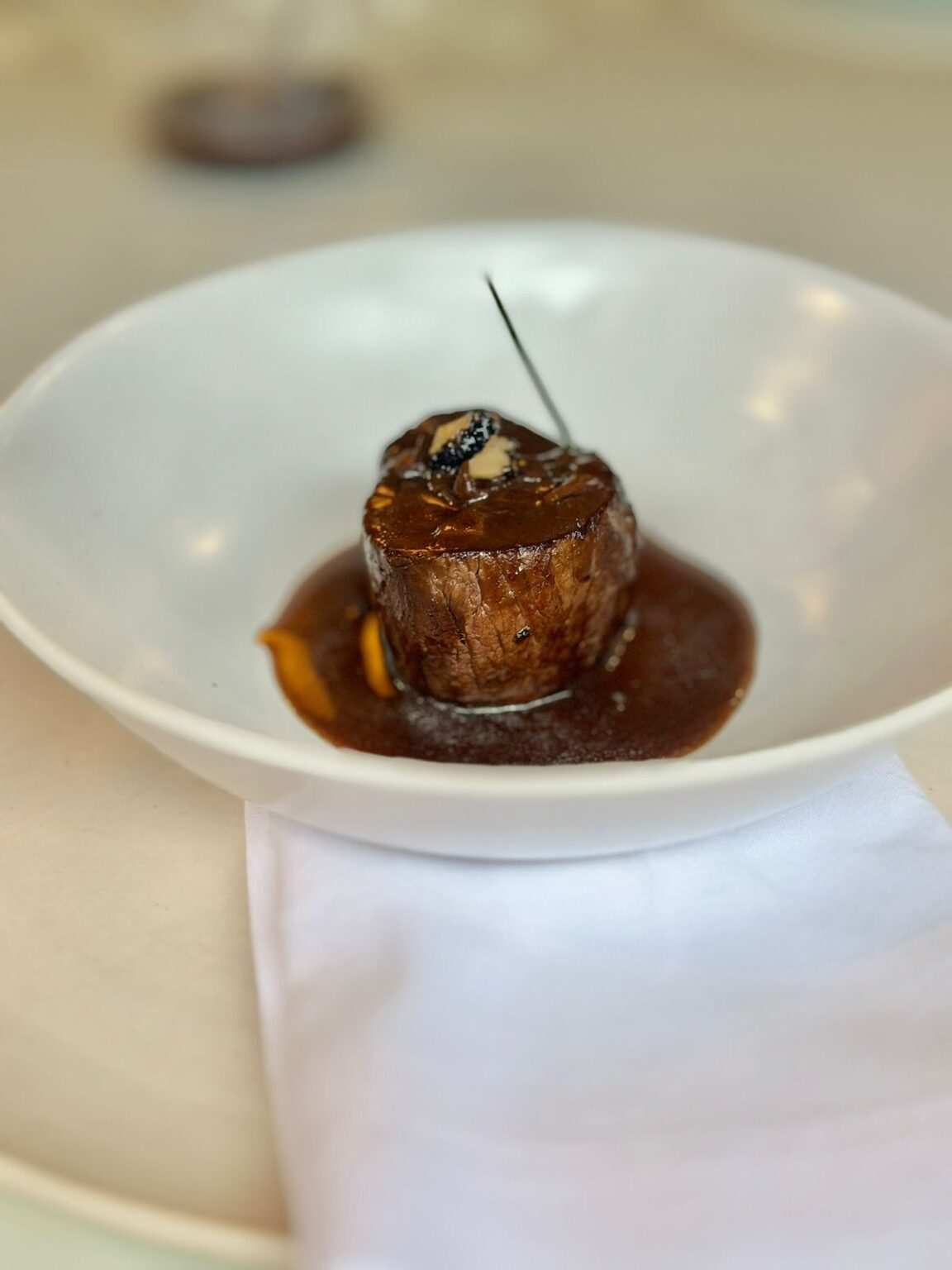 Tournedos de filé ao molho roti trufado