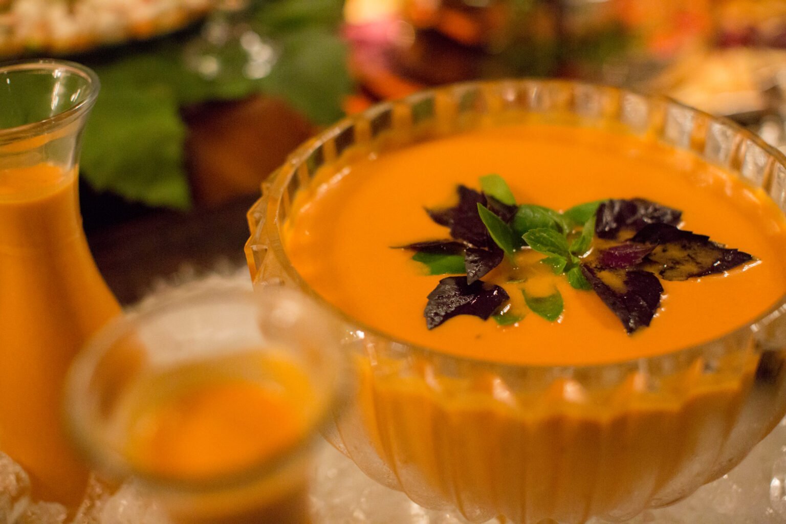 Gazpacho de tomates defumados com croutons de ervas ao pesto