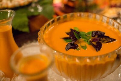 Gazpacho de tomates defumados com croutons de ervas ao pesto