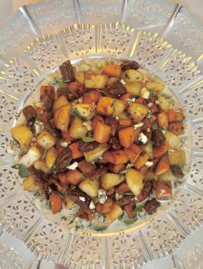 Batatas douradas ao forno com creme suave e crumble de Blue Cheese e nozes glaceadas