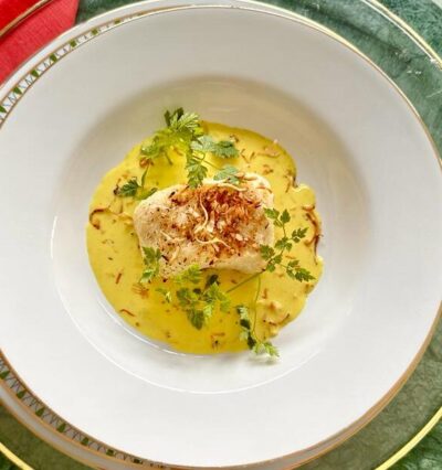 Robalo em crosta de coco fresco ao molho de curry suave