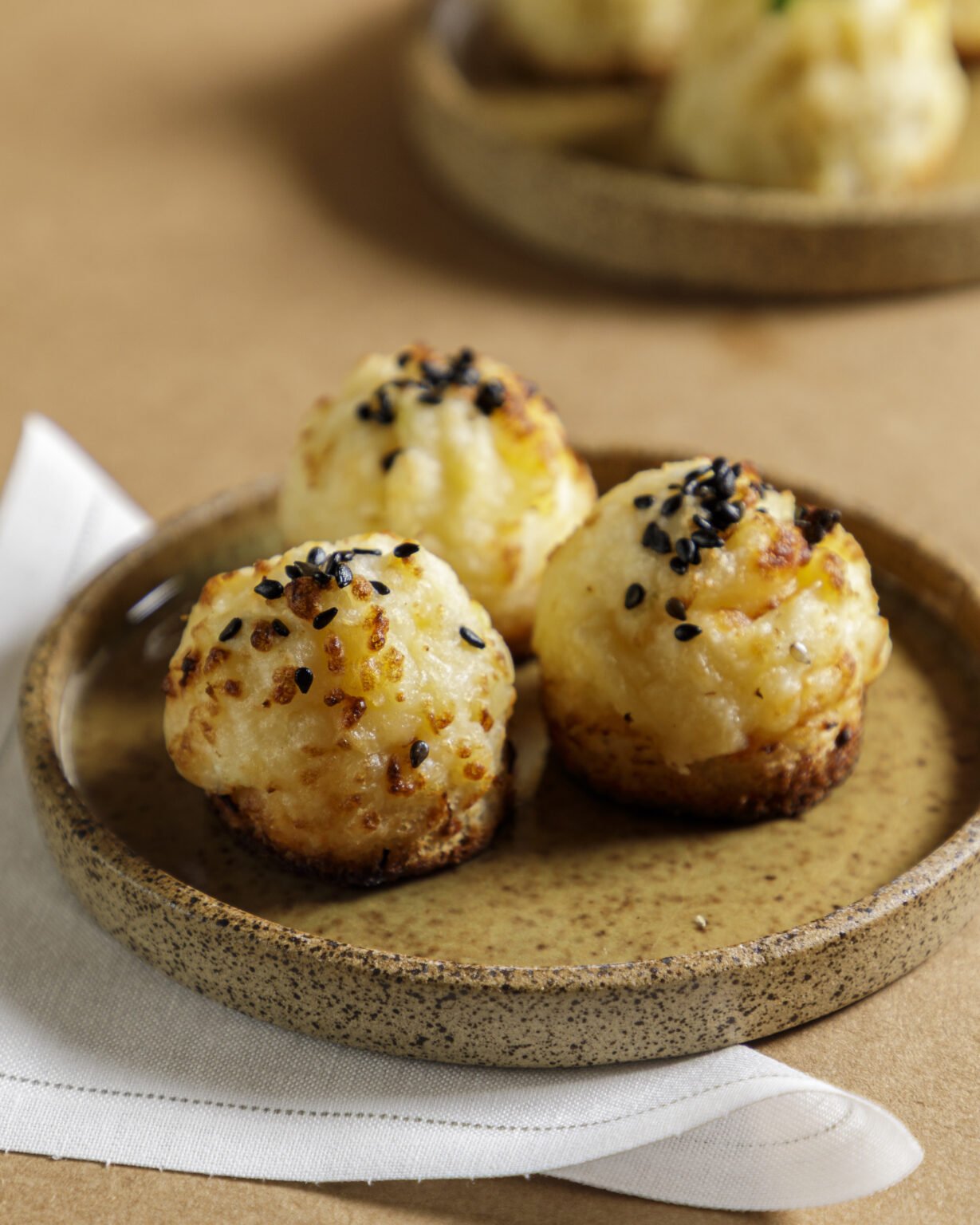 Toast Gratin de cebolas e gergelim negro 