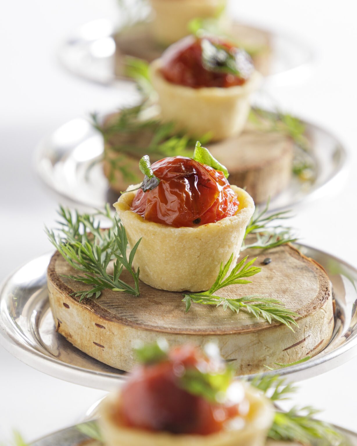 Crostata Caprese, stracciatella e tomatinhos assados