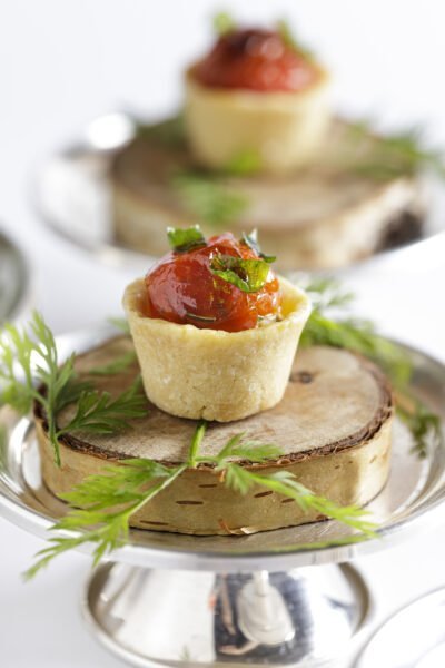 Alternative view of Crostata Caprese, stracciatella e tomatinhos assados