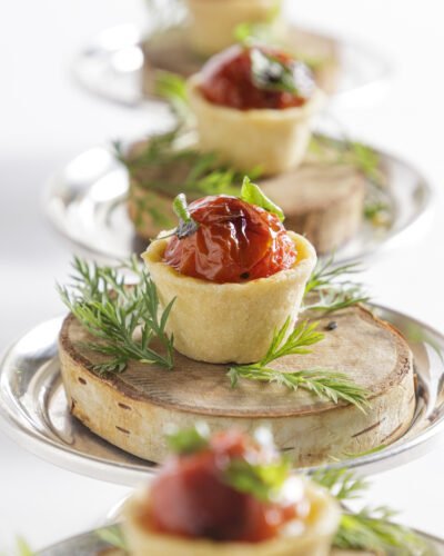 Crostata Caprese, stracciatella e tomatinhos assados