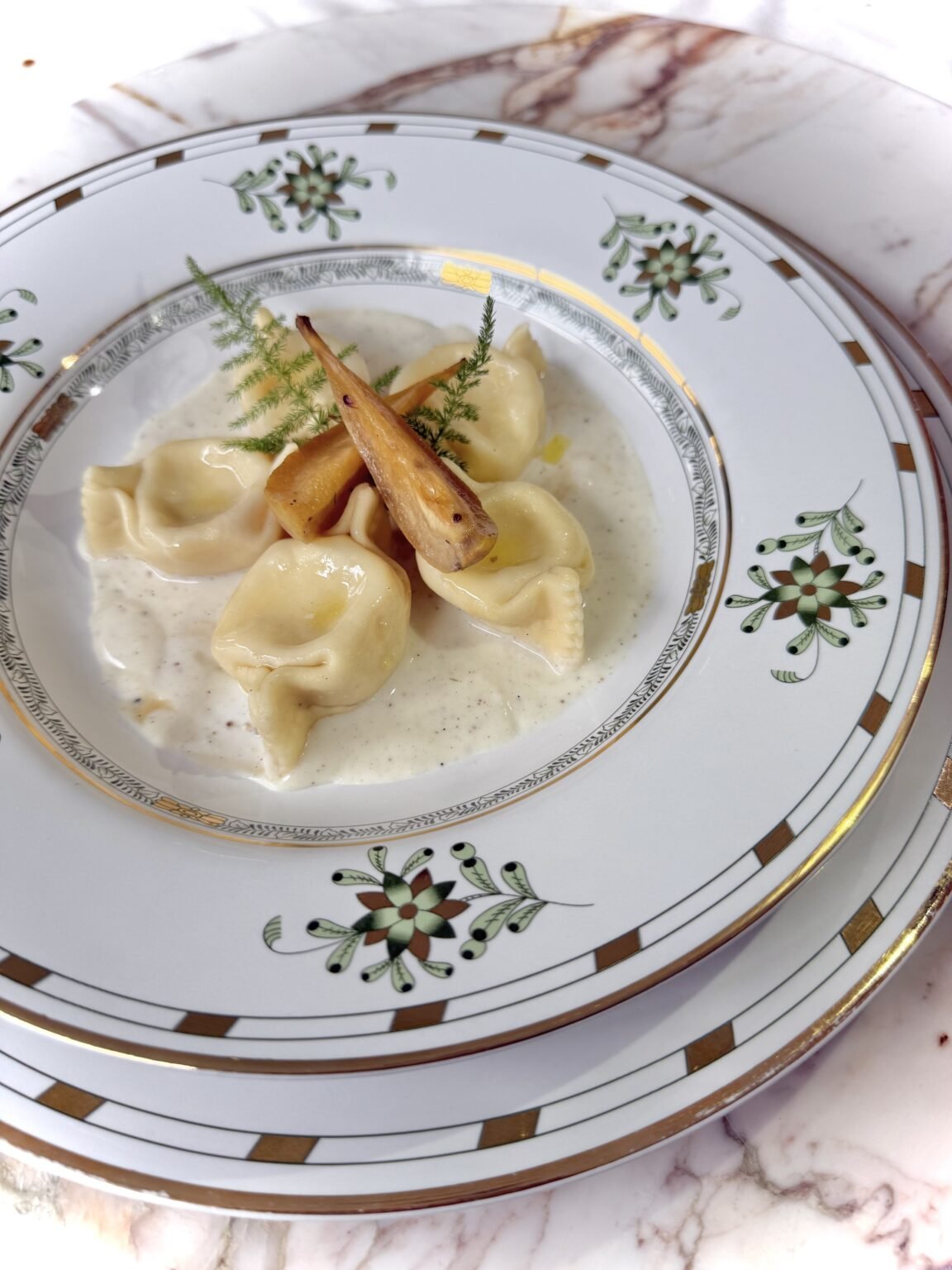 Caramelle de Chévre com Pêras Confit ao Molho Cremoso de Vinho Branco e Crisps de Parma