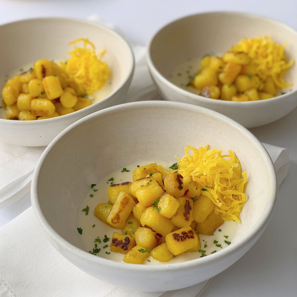 Gnocchi tostado de mandioquinha com fonduta de Parmesão trufado & crisps de mandioquinha