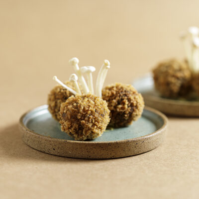 Alternative view of Arancini  de cogumelos com Gruyère e aioli de açafrão