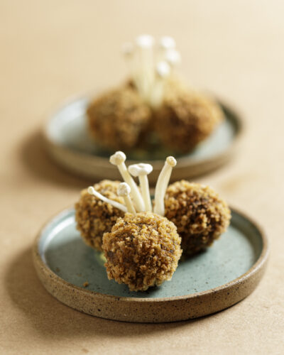 Arancini de cogumelos com Gruyère e aioli de açafrão