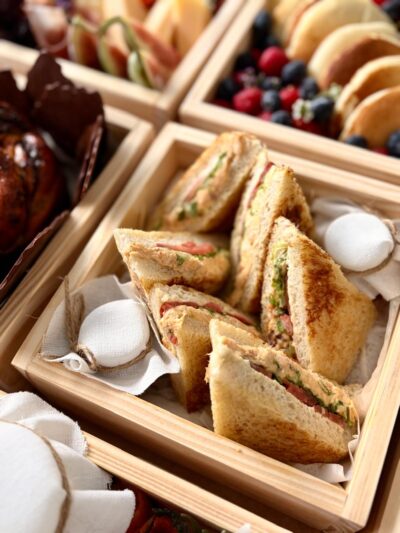Mini Club Sandwich de Frango com Crisps de Bacon