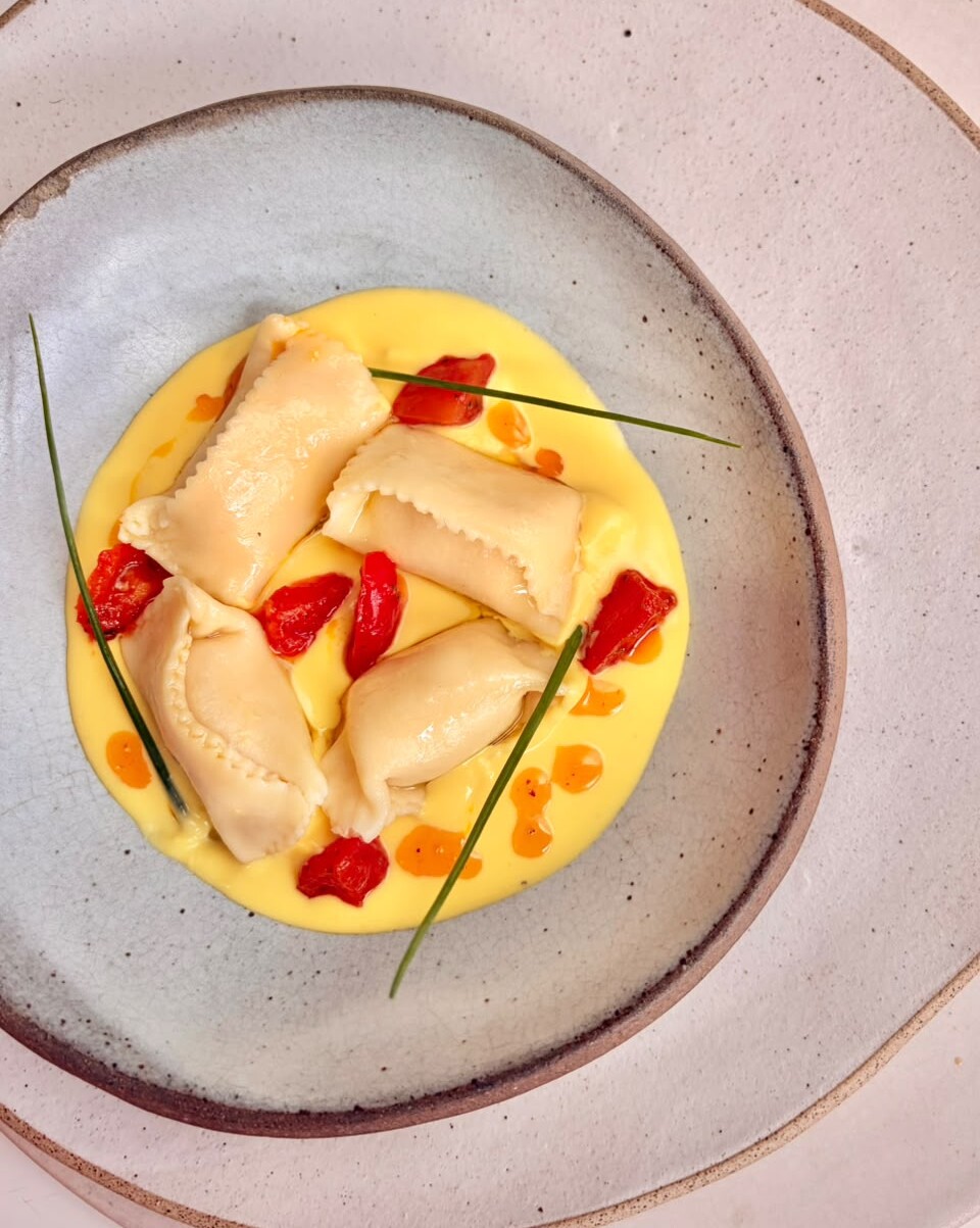 Agnolotti de Frutos do Mar ao jus de Açafrão - Zest Delivery